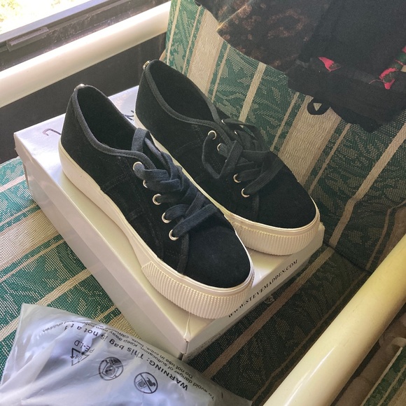 Steve Madden Black Suede platform sneakers - Picture 1 of 2